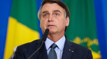 Bolsonaro prorroga MP que corta salários e jornada de trabalho