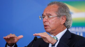 Congelamento de salários: servidores “aceitaram com patriotismo”, diz Guedes