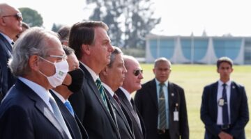Políticos defendem a prorrogação do auxílio emergencial, diz colunista