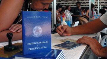 Receber seguro-desemprego enquanto trabalha em outra empresa é crime