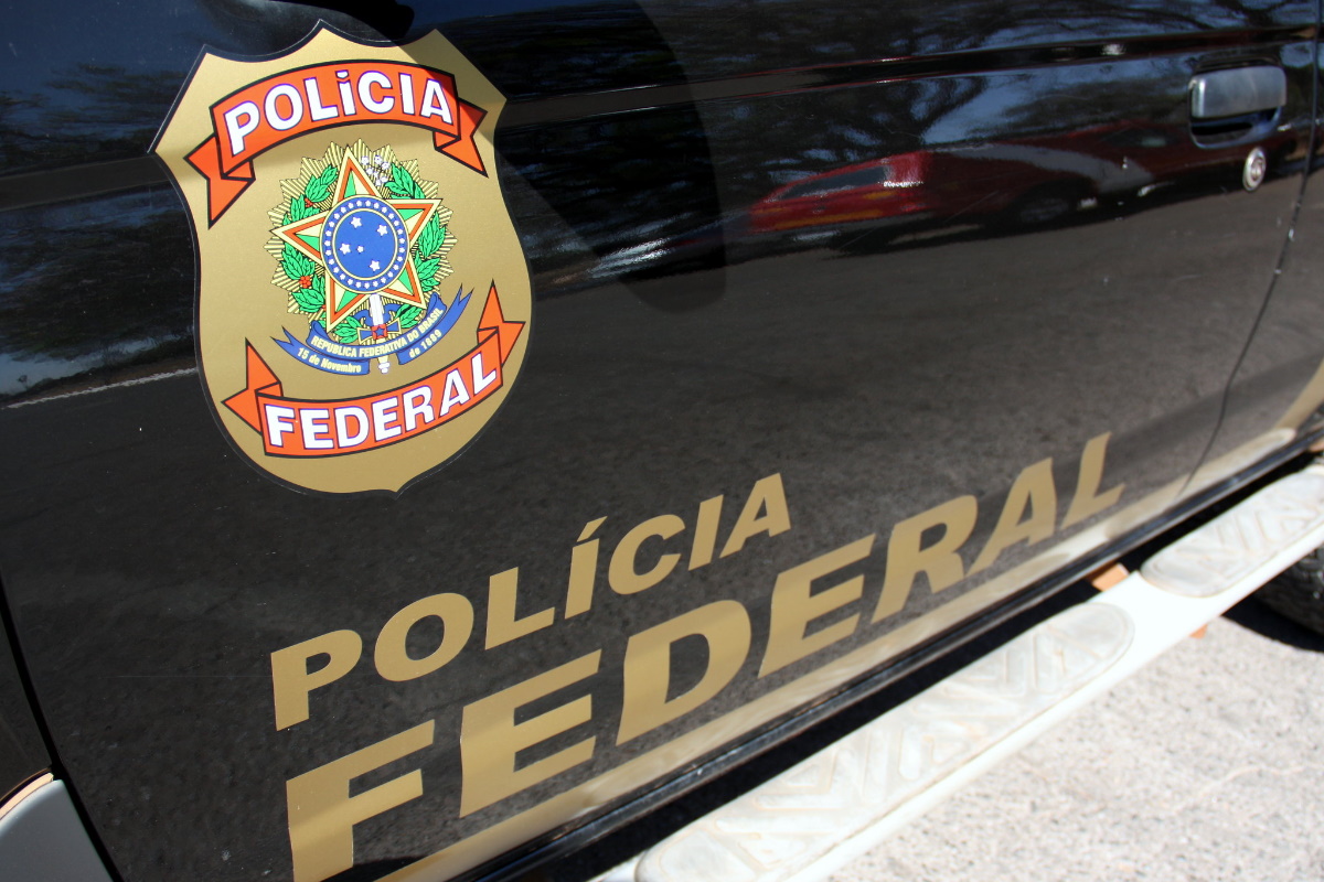 Concurso Polícia Federal: enquadramento na lateral de viatura da PF Concursos previstos para 2021