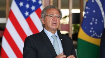 Guedes descarta auxílio emergencial em 2021 e não acredita em nova onda da COVID-19