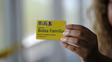 Com fim do auxílio de R$ 300, beneficiários voltam a receber Bolsa Família