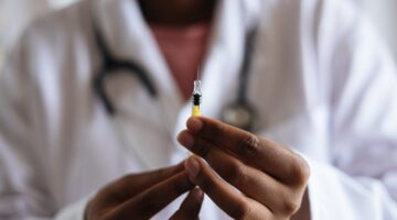 A vacinação contra a COVID-19 será obrigatória? Entenda