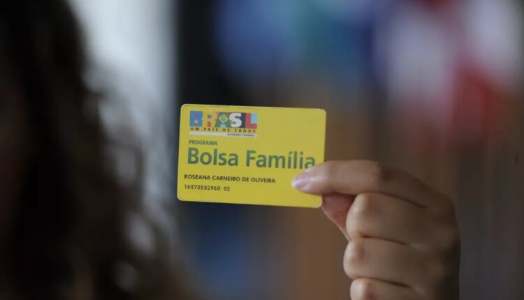4ª parcela auxílio emergencial: mão segurando cartão do Bolsa Família