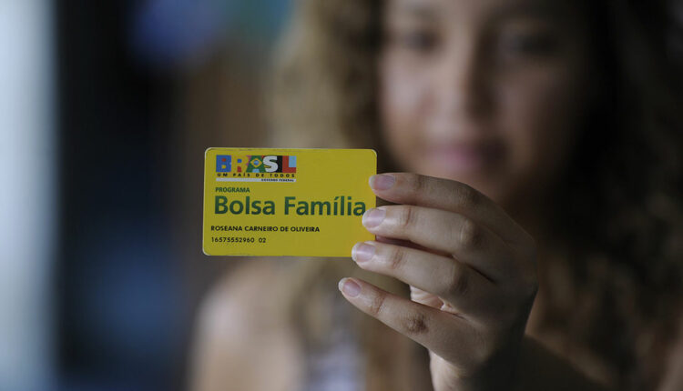 Calendário Bolsa Família: mão segurando cartão do Bolsa Família