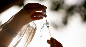 Vacina contra Covid-19: Brasil avalia aplicar dose de reforço a público específico