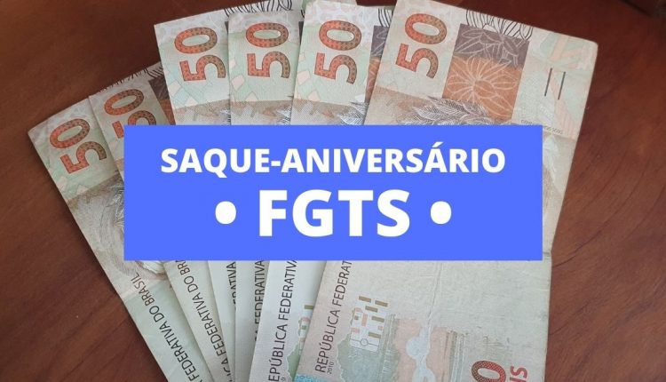 Saque-aniversário FGTS: notas de cinquenta reais ao fundo. Destaque para texto "saque-aniversário FGTS"