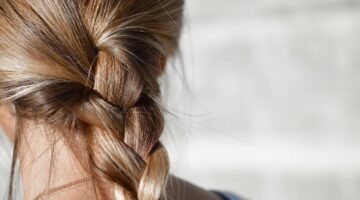 Fio de cabelo caiu na sua comida? Veja se faz mal para a saúde