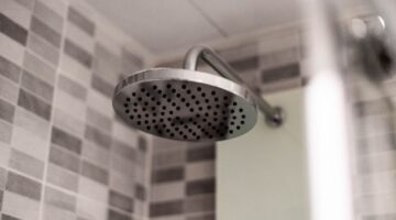 Banho frio realmente faz bem para a saúde? Veja 4 possíveis benefícios