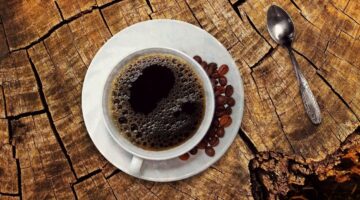 Qual é o melhor jeito de coar café: coador de papel ou de pano?