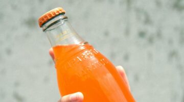 O acontece com quem bebe refrigerante todo dia? Nutricionista explica