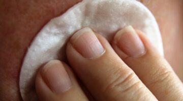 7 cuidados essenciais para se ter com a pele em época fria e seca