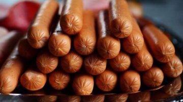 O que realmente existe dentro da salsicha? Descubra como ela é feita
