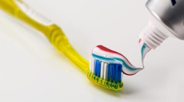 Afinal, quando é necessário trocar a sua escova de dentes?