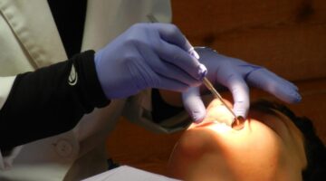 Gengiva inchada: confira as possíveis causas e como funciona o tratamento