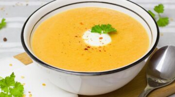 Saiba como fazer uma ótima sopa de cebola para incrementar o cardápio