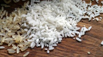 Água de arroz ajuda a hidratar o cabelo? Conheça os benefícios