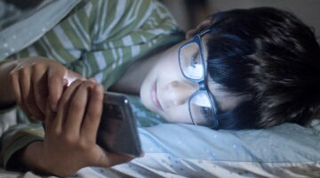 Qual é a idade ideal para comprar celulares para crianças? Entenda