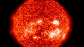Enorme mancha solar pode ser uma ameaça para a Terra; entenda o fenômeno