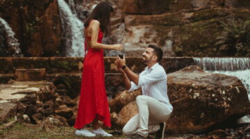 Por que as pessoas se ajoelham ao pedirem a mão em casamento?