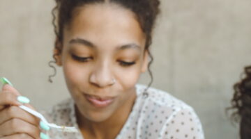 Estes 5 sinais indicam que aquela pessoa tímida está afim de você