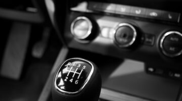 Confira 5 coisas que você não deve fazer com a embreagem do carro