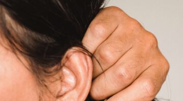 Por que algumas pessoas têm um furinho ao lado da orelha?
