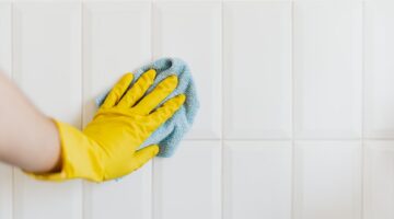 Como limpar o piso do banheiro de forma eficiente? Dicas úteis para manter a higiene e saúde