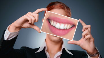 5 alimentos que têm o potencial de danificar os seus dentes