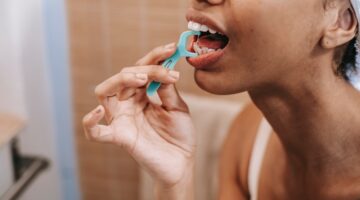 3 erros mais cometidos na hora de usar o fio dental