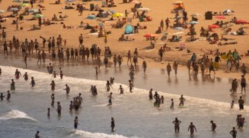Descubra por que é tão fácil pegar virose na praia e veja como evitar