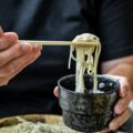 Descubra por que os japoneses sentam no chão para comer