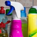 Utilidades ‘secretas’ da água sanitária que você nem imaginava