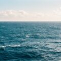 Por que a água do mar é salgada? A resposta vai te surpreender!
