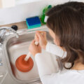 5 segredos para desentupir pias e vasos sanitários
