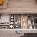 11 truques simples para organizar as gavetas da cozinha