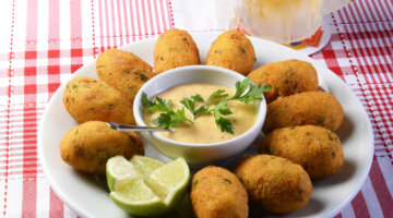 Bolinho de bacalhau express: petisco português à moda brasileira