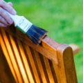5 estratégias para limpar e revitalizar móveis de jardim