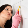 Limpeza de azulejos: 5 segredos para manter os rejuntes sempre brancos