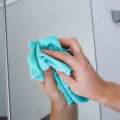 Esta solução caseira remove todas as manchas dos vidros e espelhos