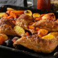 Descubra o segredo para um delicioso frango assado com batatas e cenouras