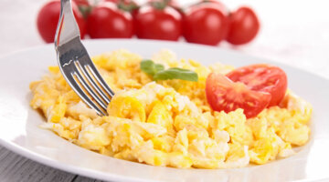 Deliciosos ovos mexidos com tomate e manjericão