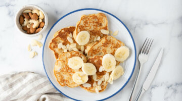 Deliciosas panquecas de aveia e banana para um café da manhã nutritivo